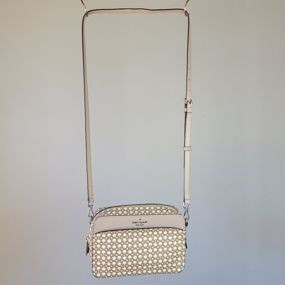 KATE SPADE // ltd ed tan cream link print saffiano zip top crossbody camera bag - Picture 2 of 11